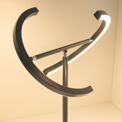 Lampada da tavolo a LED Vega 18W 3000K in nero con caricatore USB incluso Lampada da tavolo a LED Vega 18W 3000K in nero con caricatore USB incluso