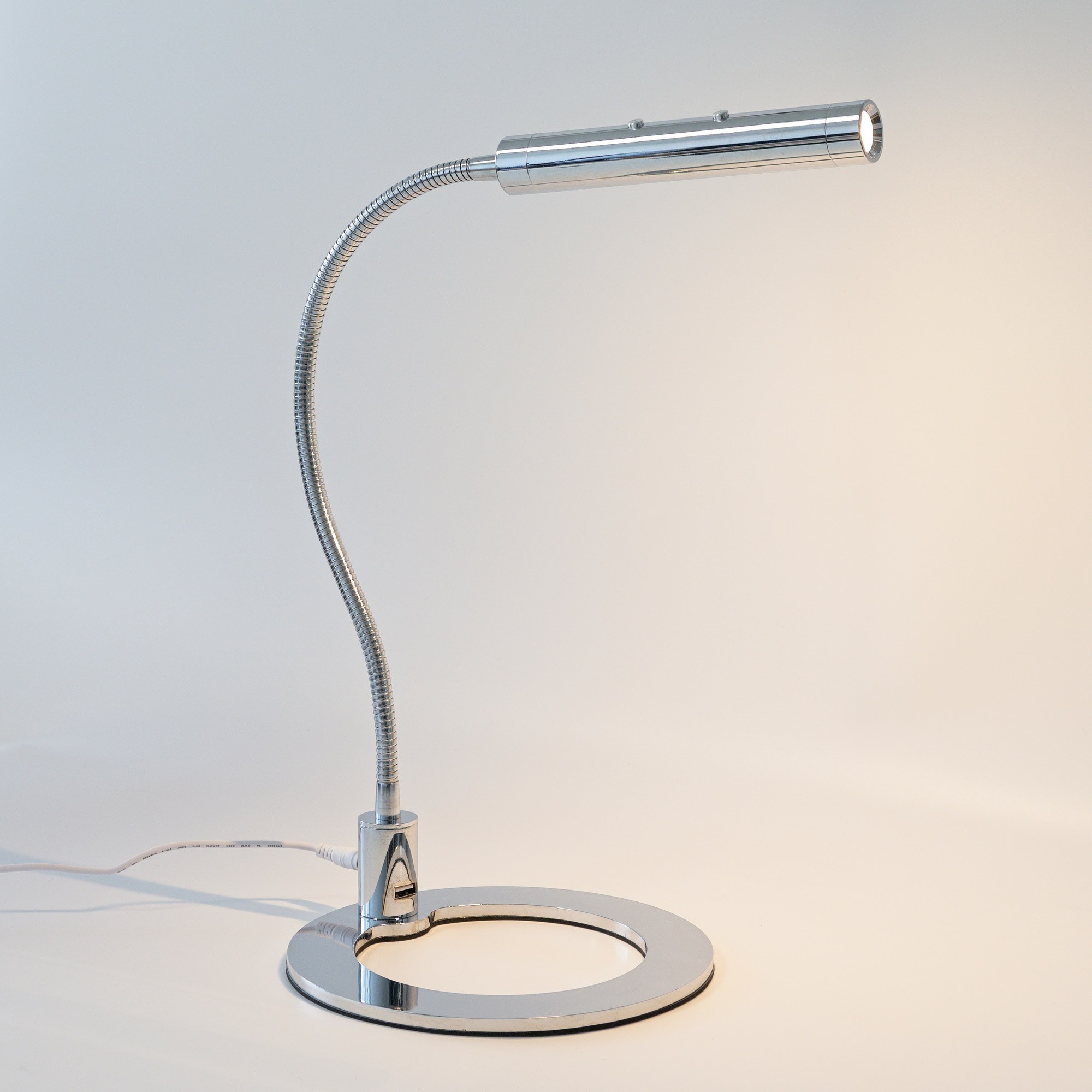 LED bureaulamp leeslamp twee vlammen met usb lader LED bureaulamp leeslamp twee vlammen met usb lader